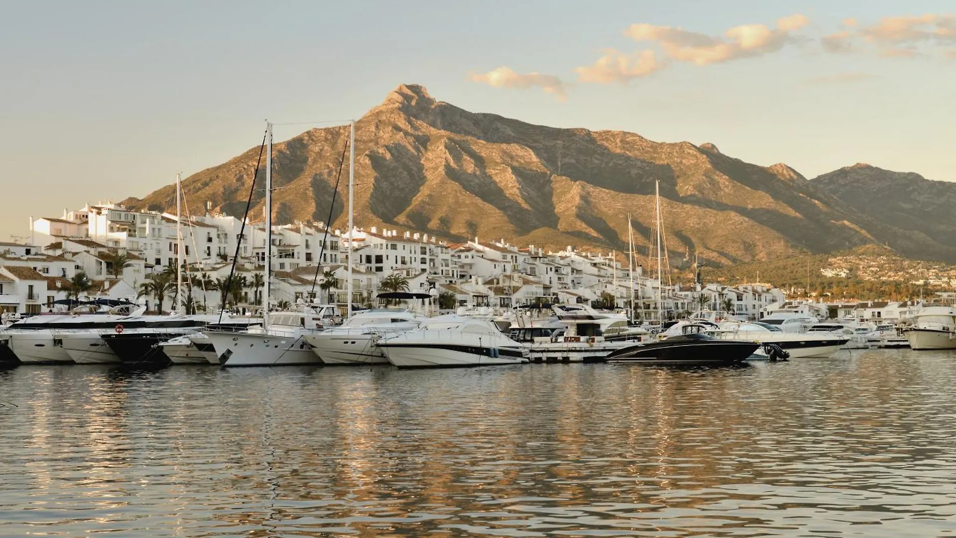 Apartment Vacation Marbella I Marina De Banus Beach Retreat, Next To Marina And Shops, 24-7 Security